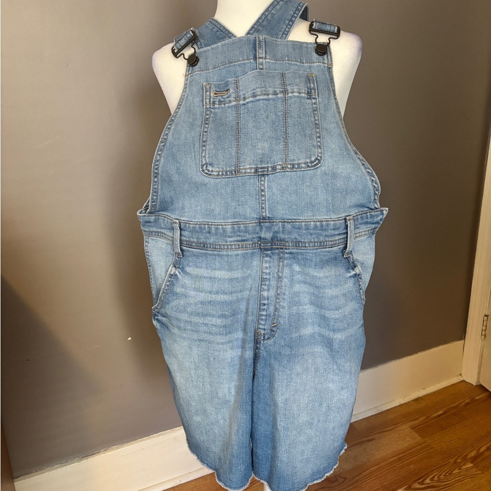 GAP Light Wash Denim Overall Shorts Kids Medium